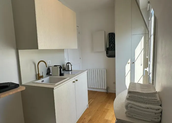 Trocadero Devant Le Metro Passy * Paris