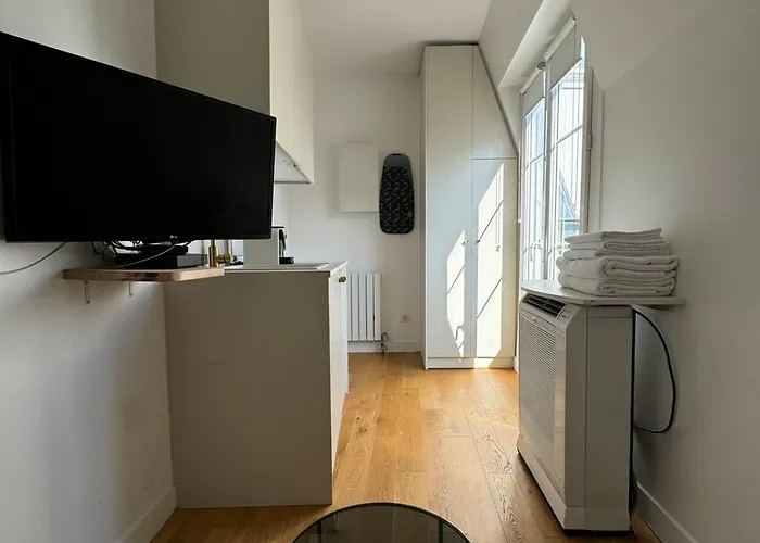 Trocadero Devant Le Metro Passy