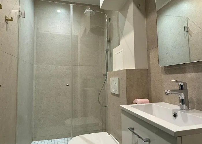 Trocadero Devant Le Metro Passy