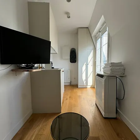 Trocadero Devant Le Metro Passy